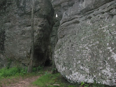 passage between teh rocks on the Cumberland Trail